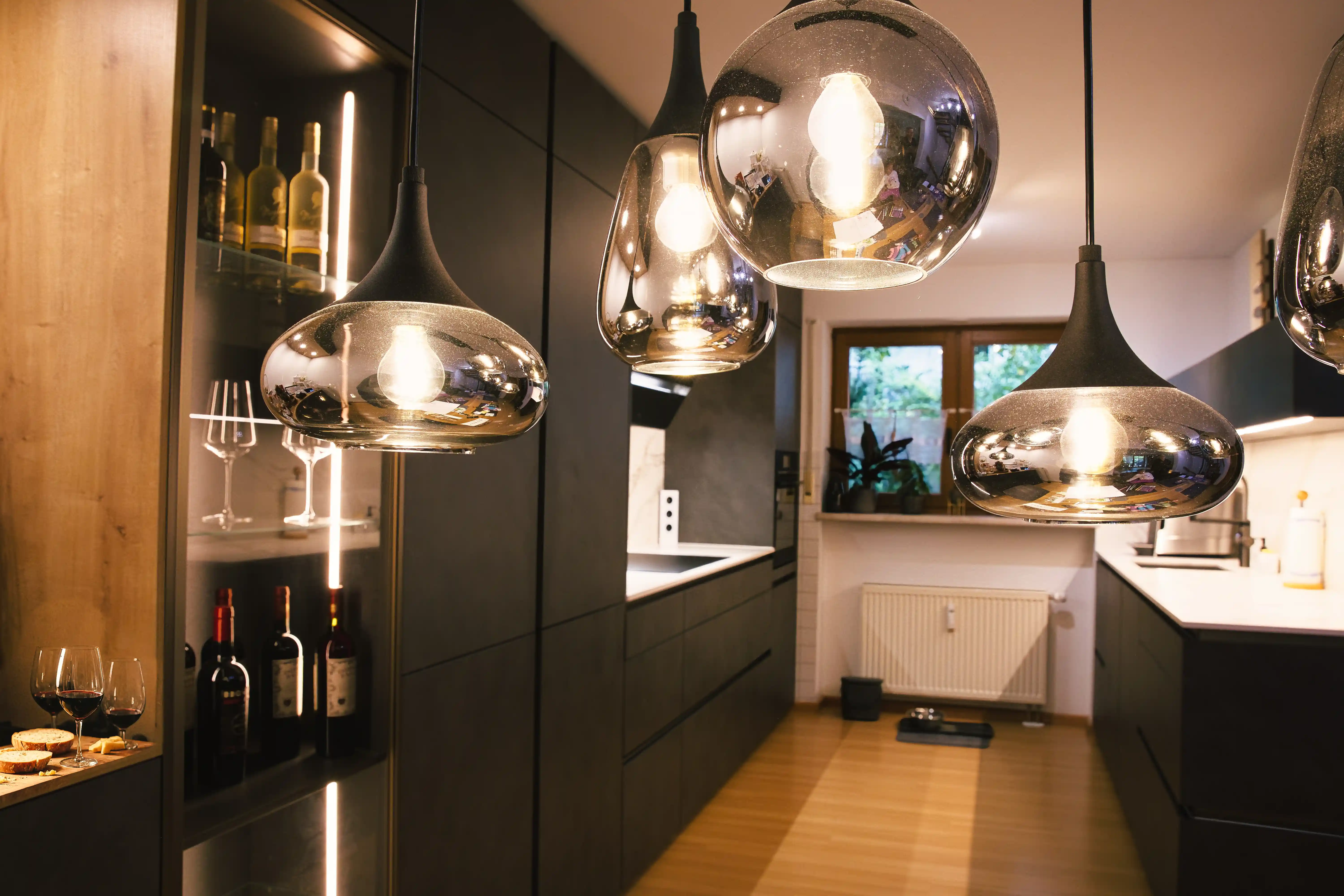 Moderne Küche mit warmen Akzenten und klarer Linienführung – vertrauensvolle Küchenplanung durch Thoki Küchenstudio Wörthsee.