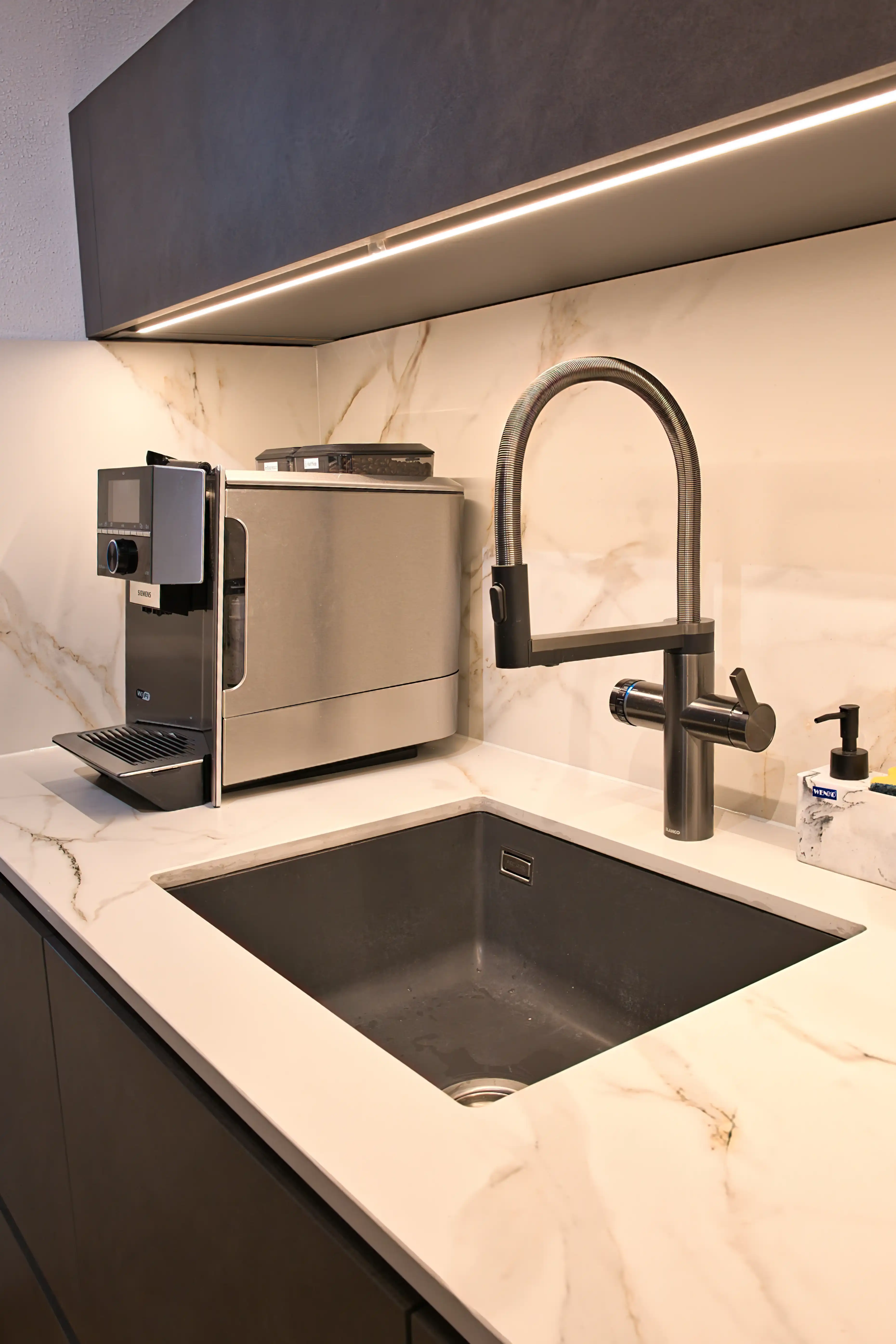Blanco Choice Wassersystem mit still, sanft, sprudelnd und kochend. Moderne Kücheninnovation vom Thoki Küchenstudio Wörthsee.