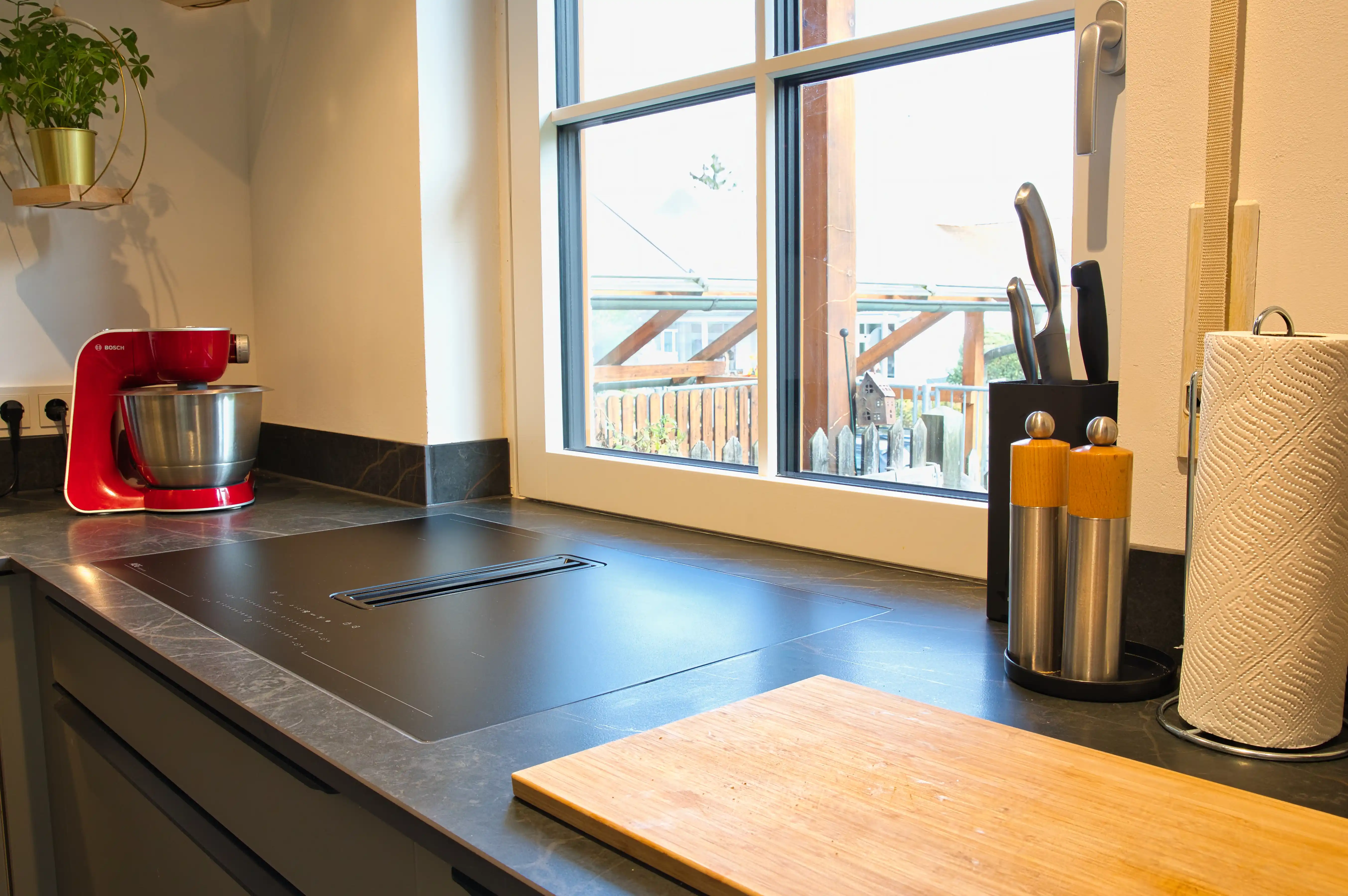 Küche mit Smart Glass Fronten und AEG Saphir-Matt Kochfeld – pflegeleicht, modern und perfekt geplant vom Thoki Küchenstudio am Wörthsee.