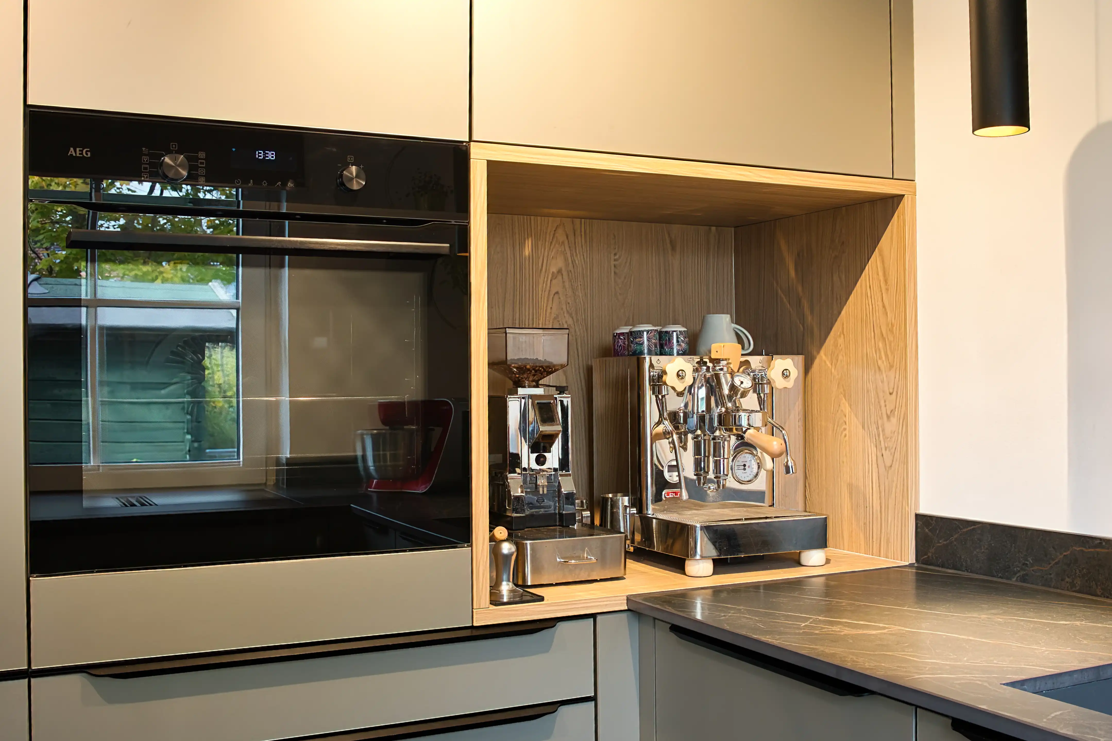 Offene Kaffeenische mit Holzverkleidung und integrierter Espressomaschine. Moderne Küchenlösungen auf Maß vom Thoki Küchenstudio am Wörthsee.