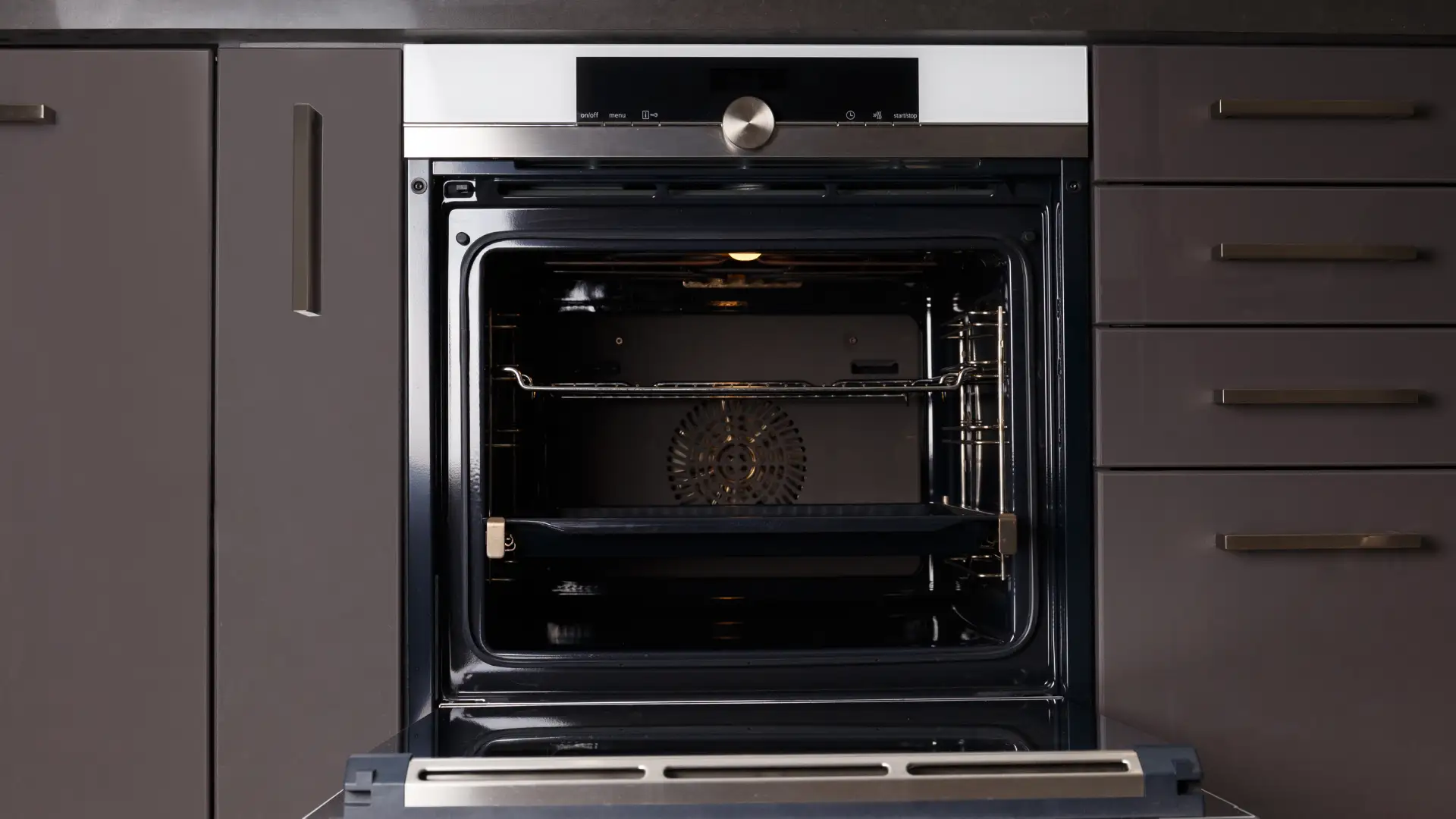 Stark verschmutzes Backrohr, dass nach der Reinigung glänzt wie neu