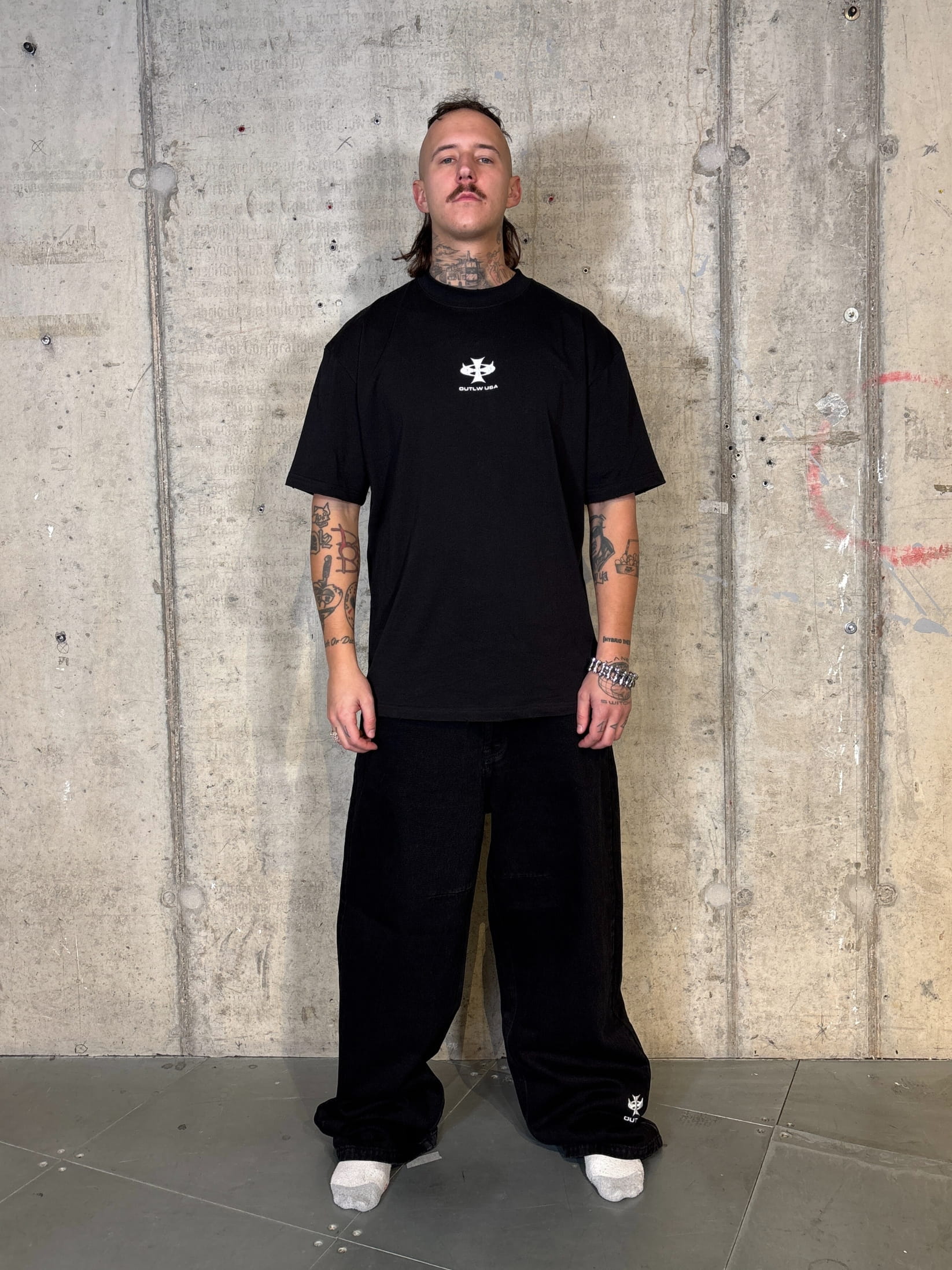 Black relaxed streetwear outfit