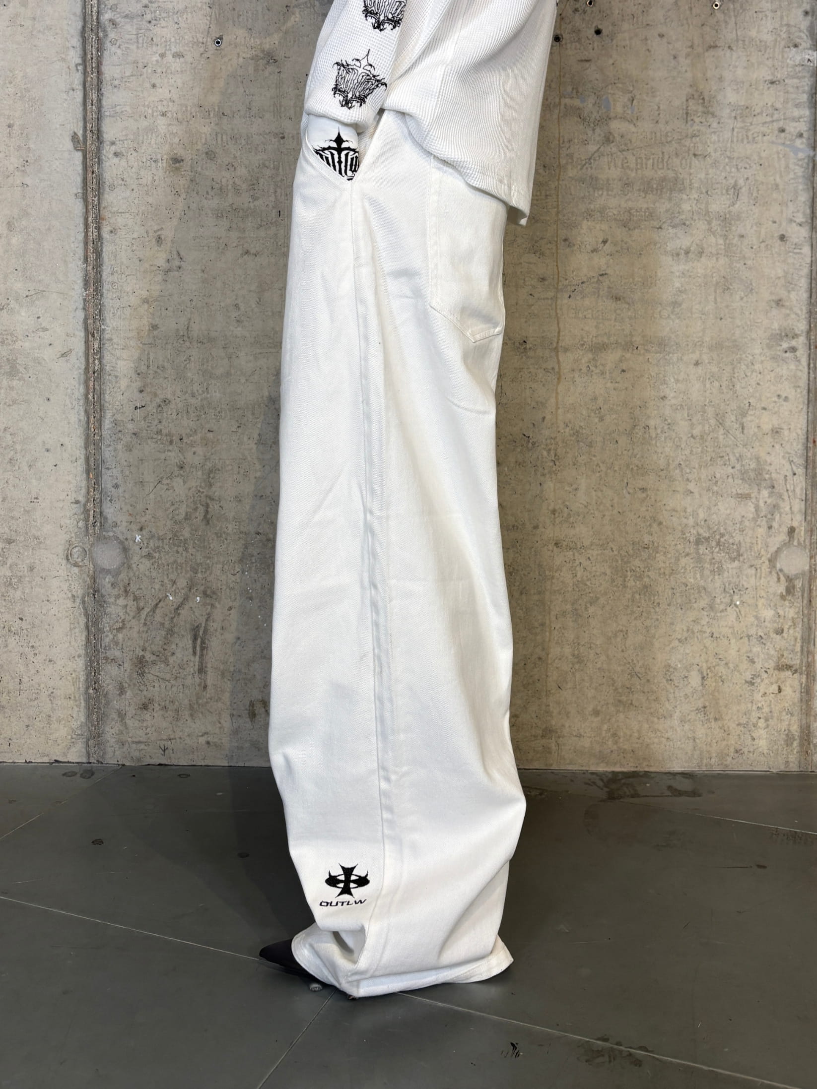 white relaxed streetwear outfit