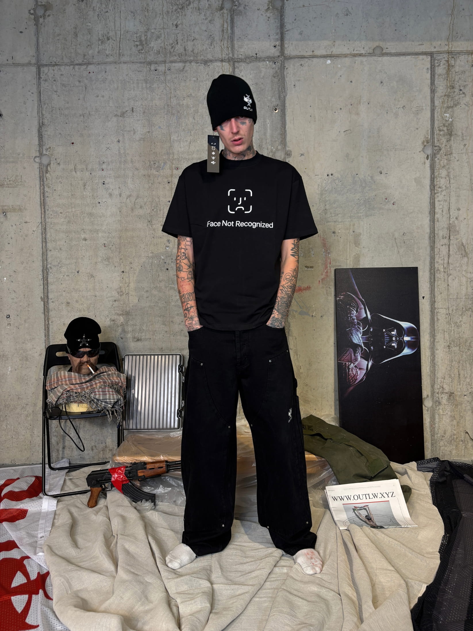 Relaxed fit black t shirt with 'face not recognized' graphic