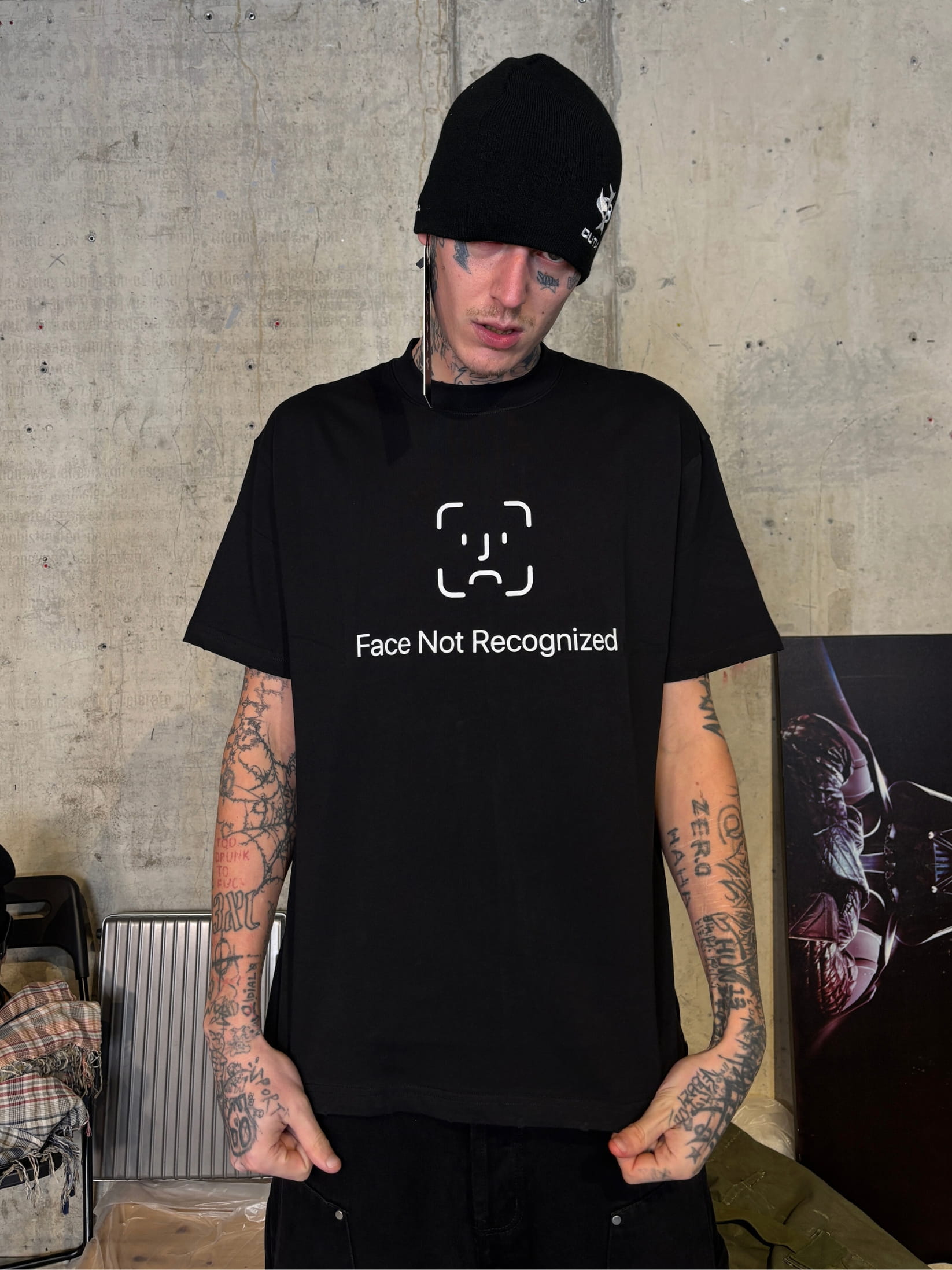 Relaxed fit black t shirt with 'face not recognized' graphic