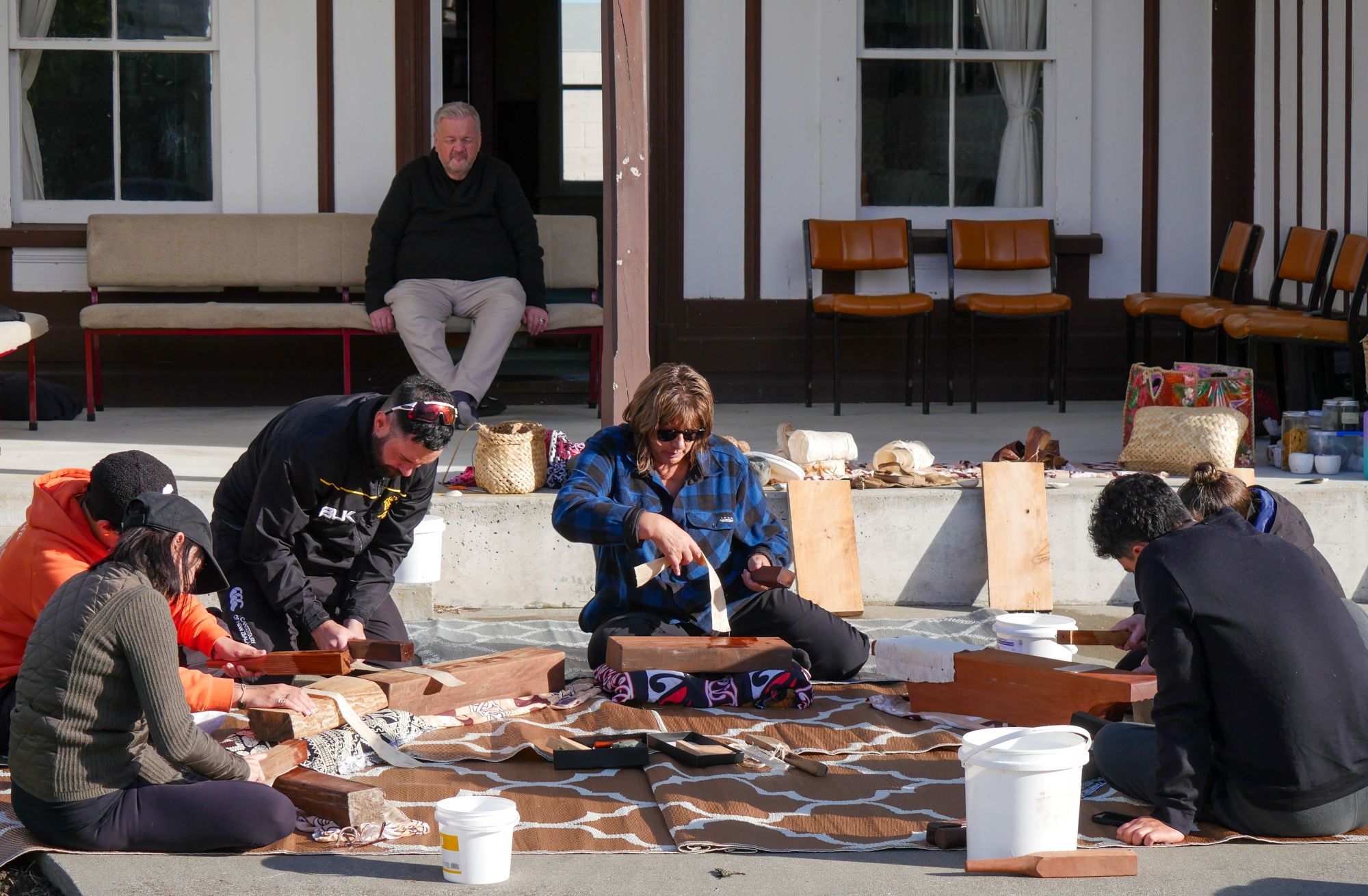 Whakauae kaimahi practicing with aute fibres.