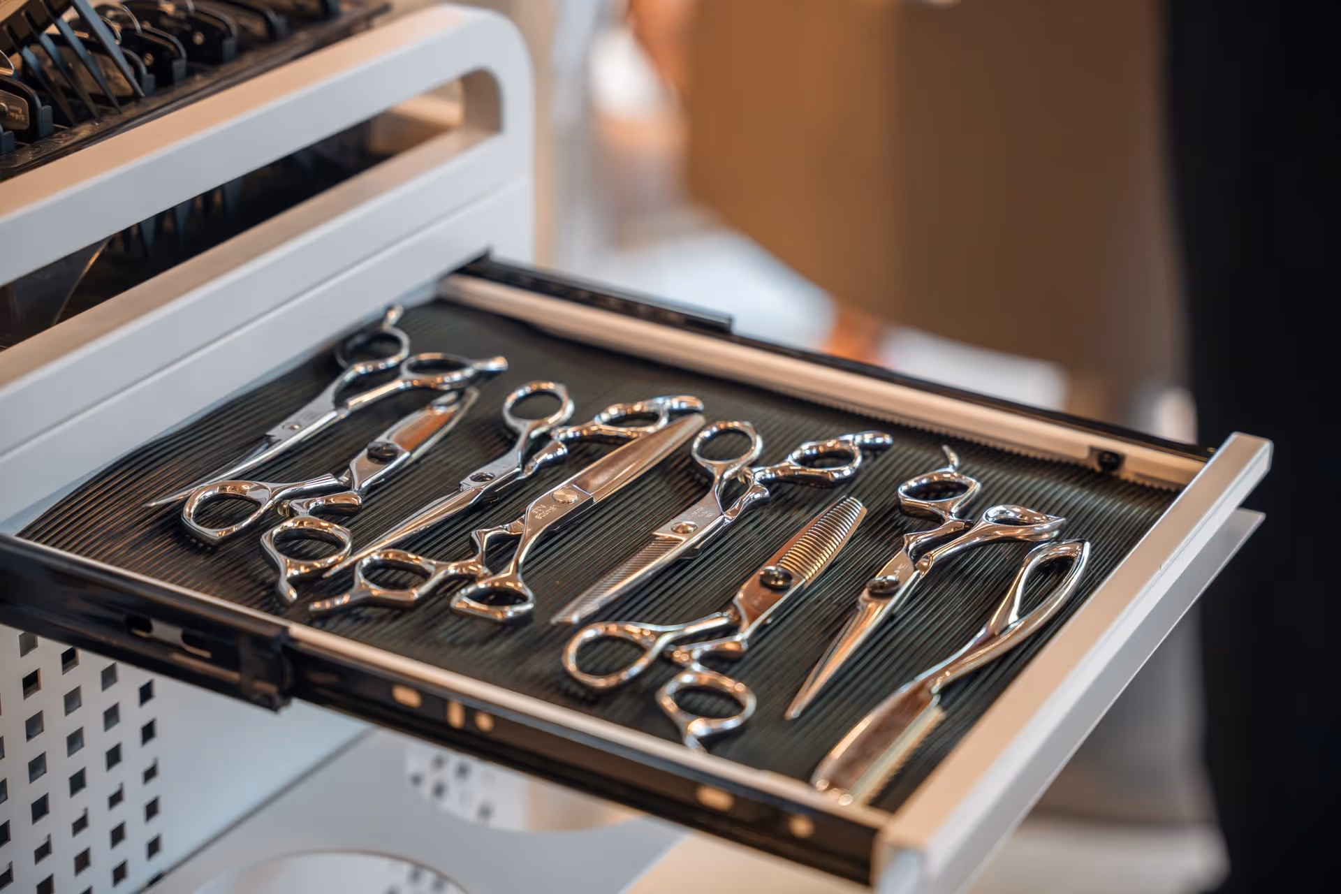 Lade met kappersscharen.