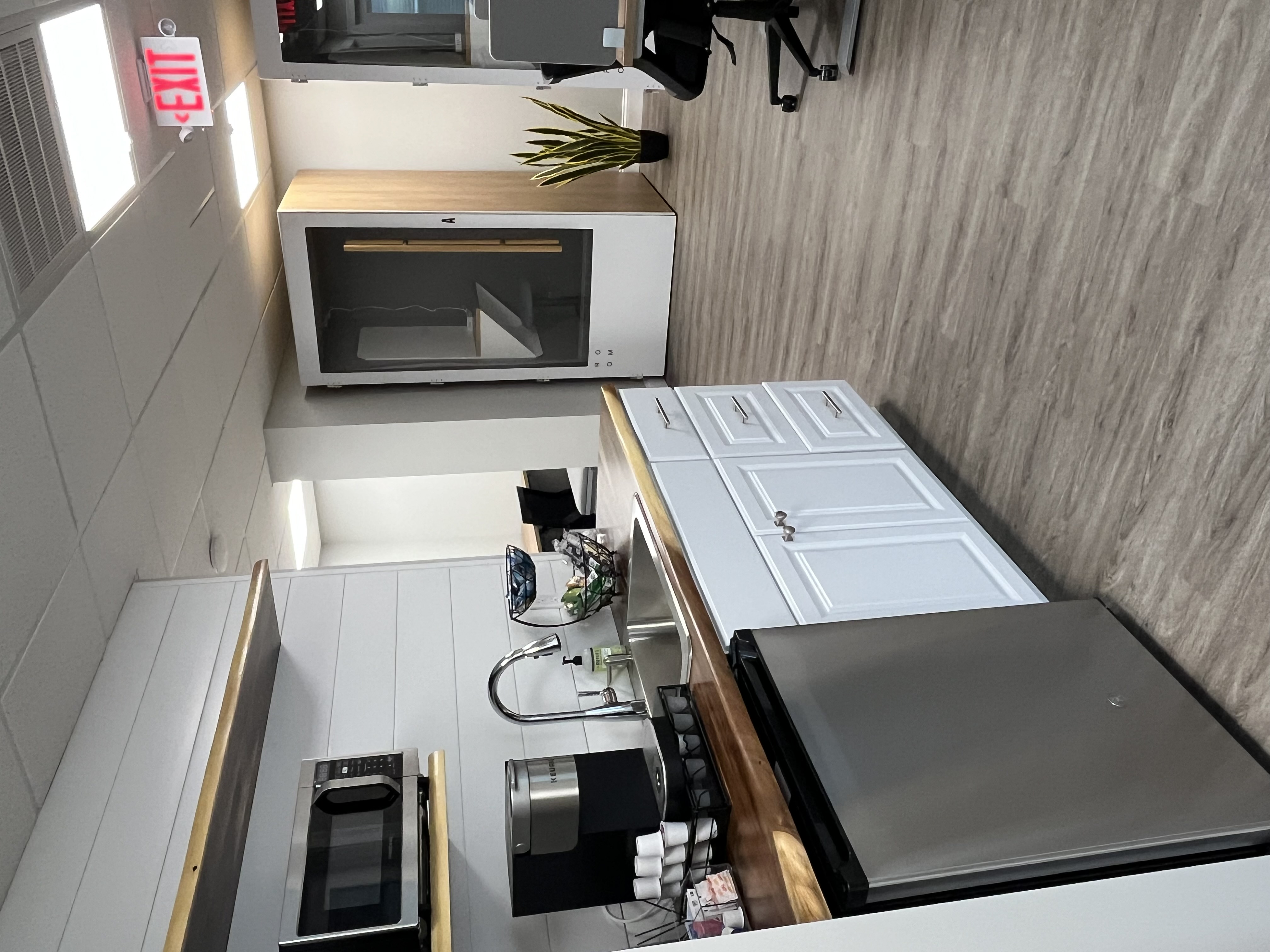 This office space is a great place to work with your team! The location is Longmeadow, Massachusetts and it include a whole bunch of different amazing aspects.