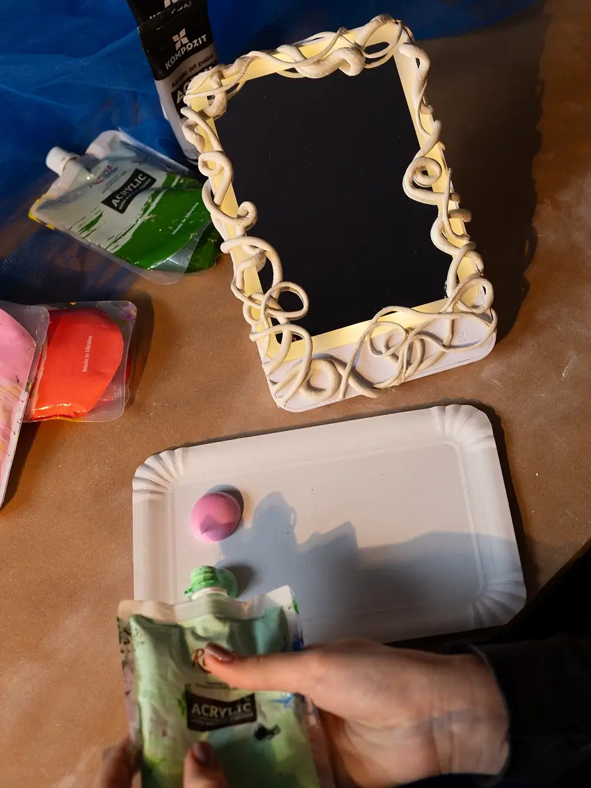 Декоративна ліпка на дзеркалі