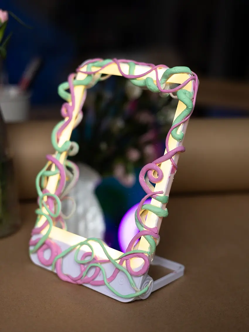 Декоративна ліпка на дзеркалі