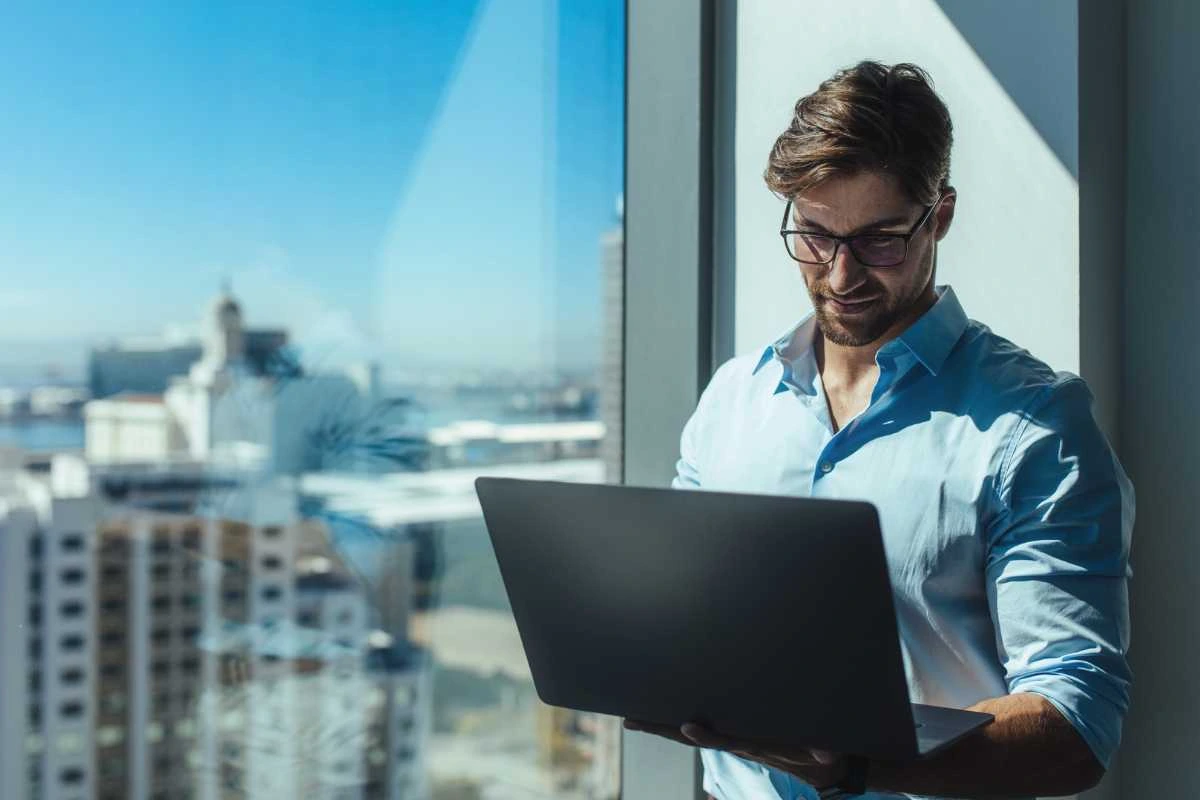 business angel devant son ordinateur