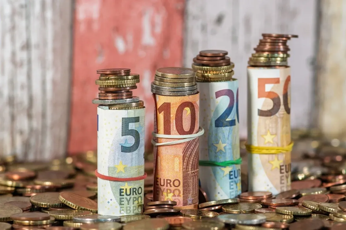 Billets et pièces empilés formant un semblant de courbe de croissance