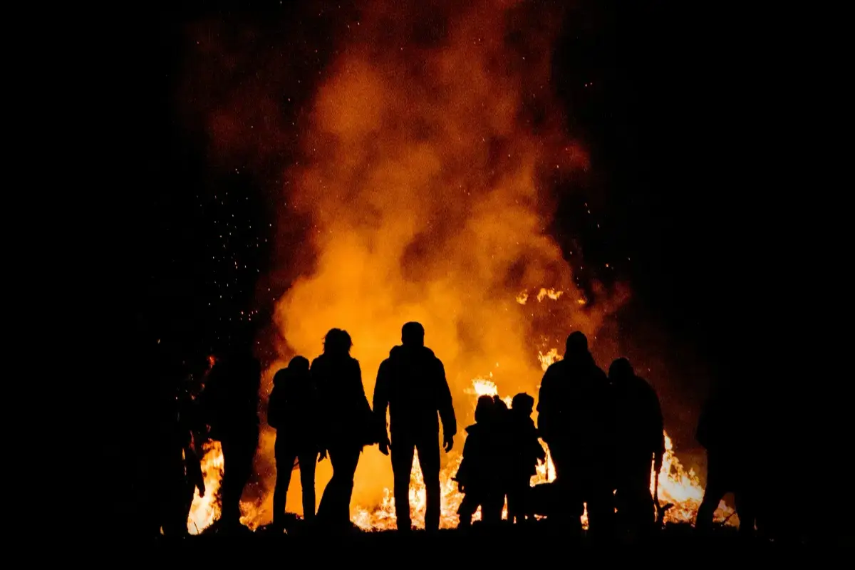 entrepreneurs objectif FIRE devant un énorme feu dans la nuit