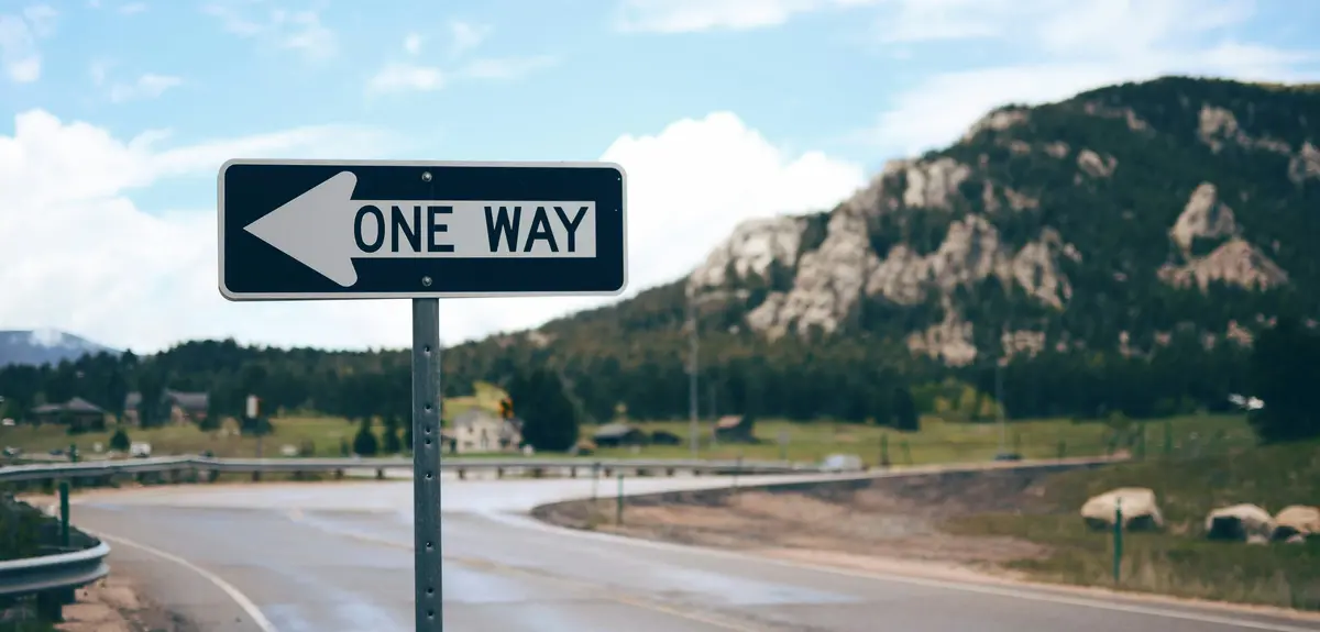 Panneau routier direction "One Way" représentant la suggestion de direction que sont les niches fiscales 