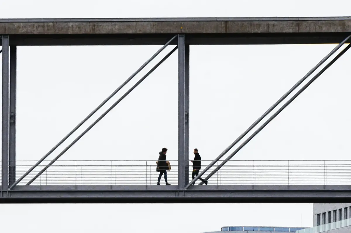 infrastructure passerelle permi grâce au private equity avec 2 individus se rencontrant