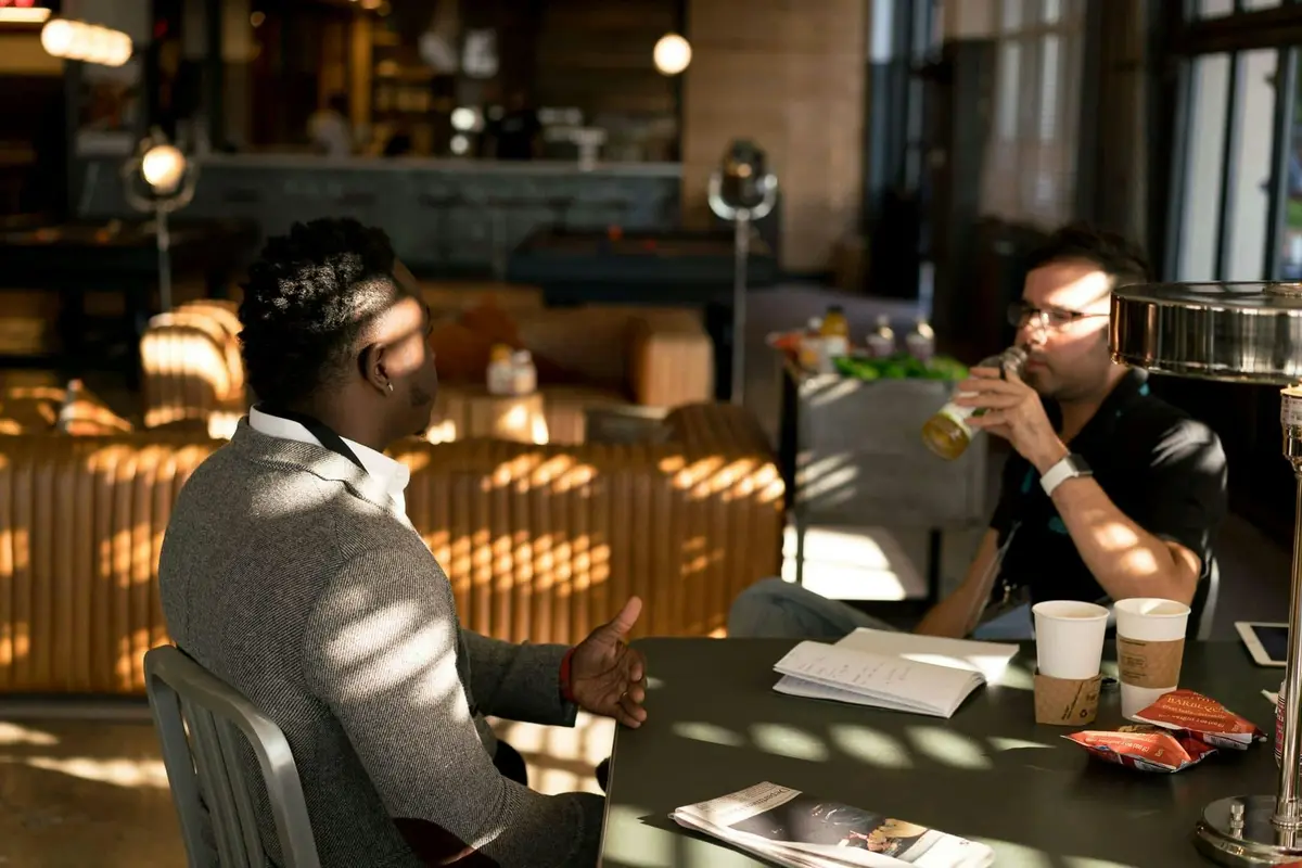 Investisseur et entrepreneur discuttant d'un investissement