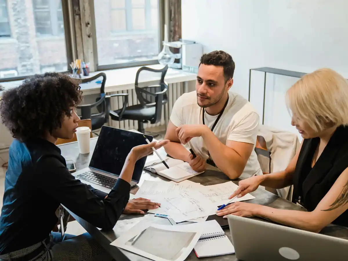 Investisseurs et entrepreneurs en réunion