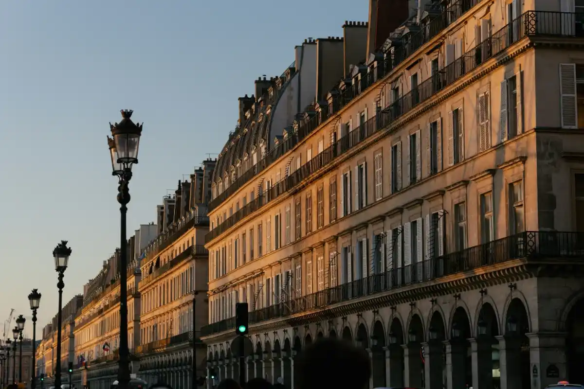 Façades parisiennes à l'aube.