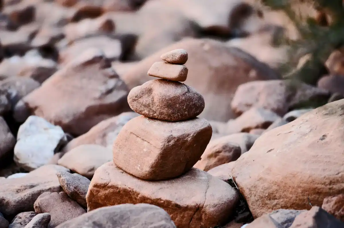 Cairn de pierres symbolisant les intérêts composés d'une épargne par capitalisation