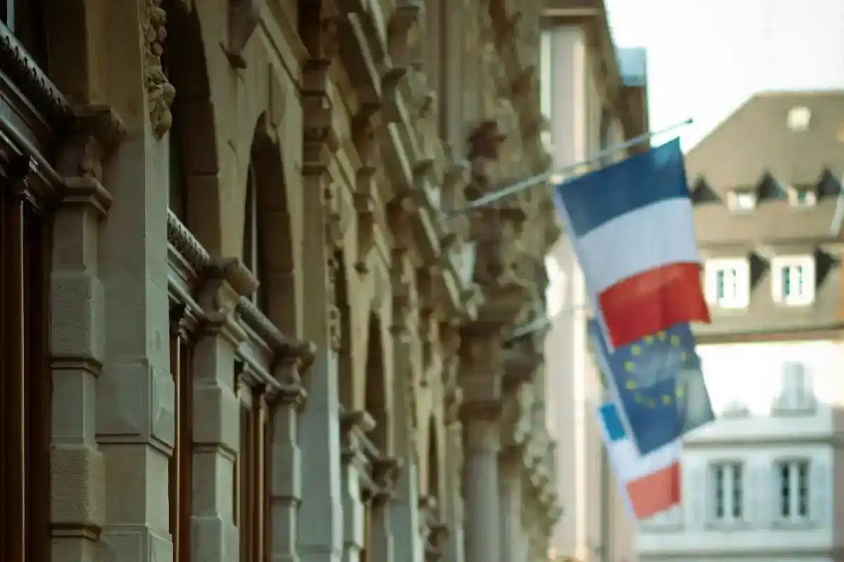 Façade batiment parisieninvestissement en France avec drapeau