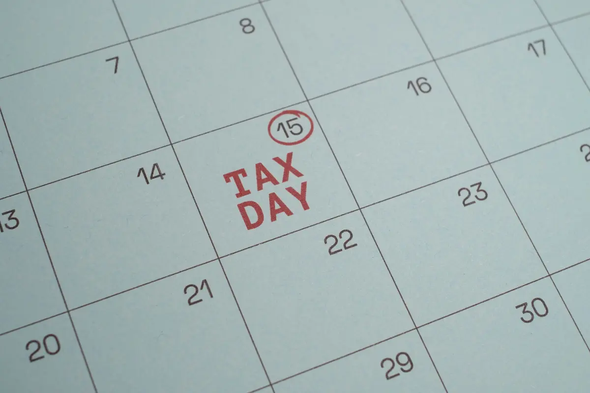 calendrier avec "tax day" sur une date entourée.