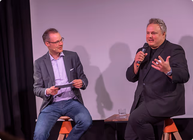 Markus Mensch als Marketing Speaker auf der Bühne bei einem Business Vortrag über Social Media Marketing Strategie und digitales Wachstum