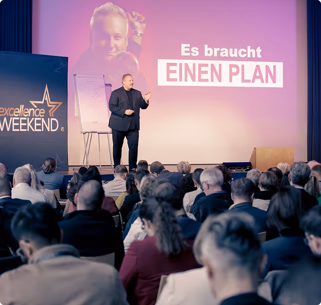 Markus Mensch als Marketing Speaker auf einer Bühne vor Publikum mit Präsentation über Marketing Strategie, Planung und Unternehmenswachstum