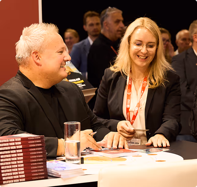 Markus Mensch bei einem Business Event im Gespräch mit Teilnehmern während einer Marketing Veranstaltung und Networking Session