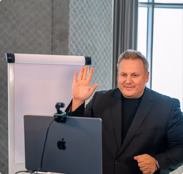 Markus Mensch bei einem Online Marketing Webinar am Laptop mit Flipchart während eines Business Coachings zur Social Media und Marketing Strategie