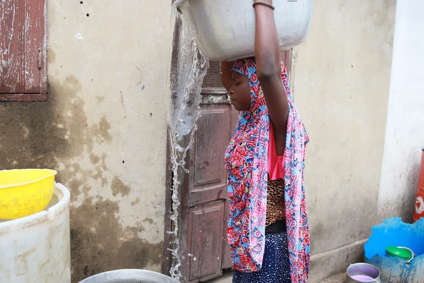 femme portant de l'eau d'un puits construit en Afrique au Mali par l'ONG LIFE