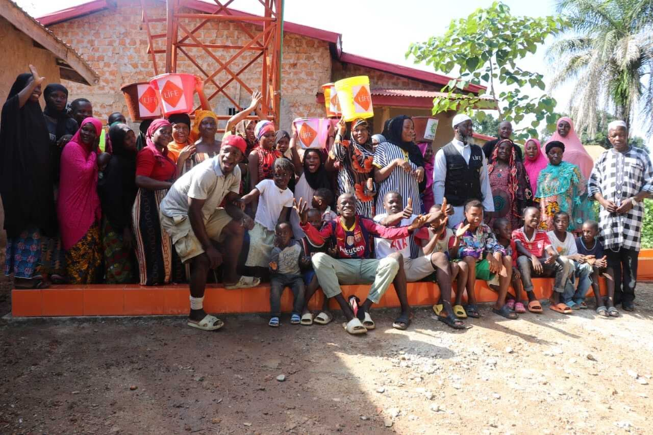 Inauguration d'un puits d'eau potable en Afrique par l'ONG LIFE, Guinéee