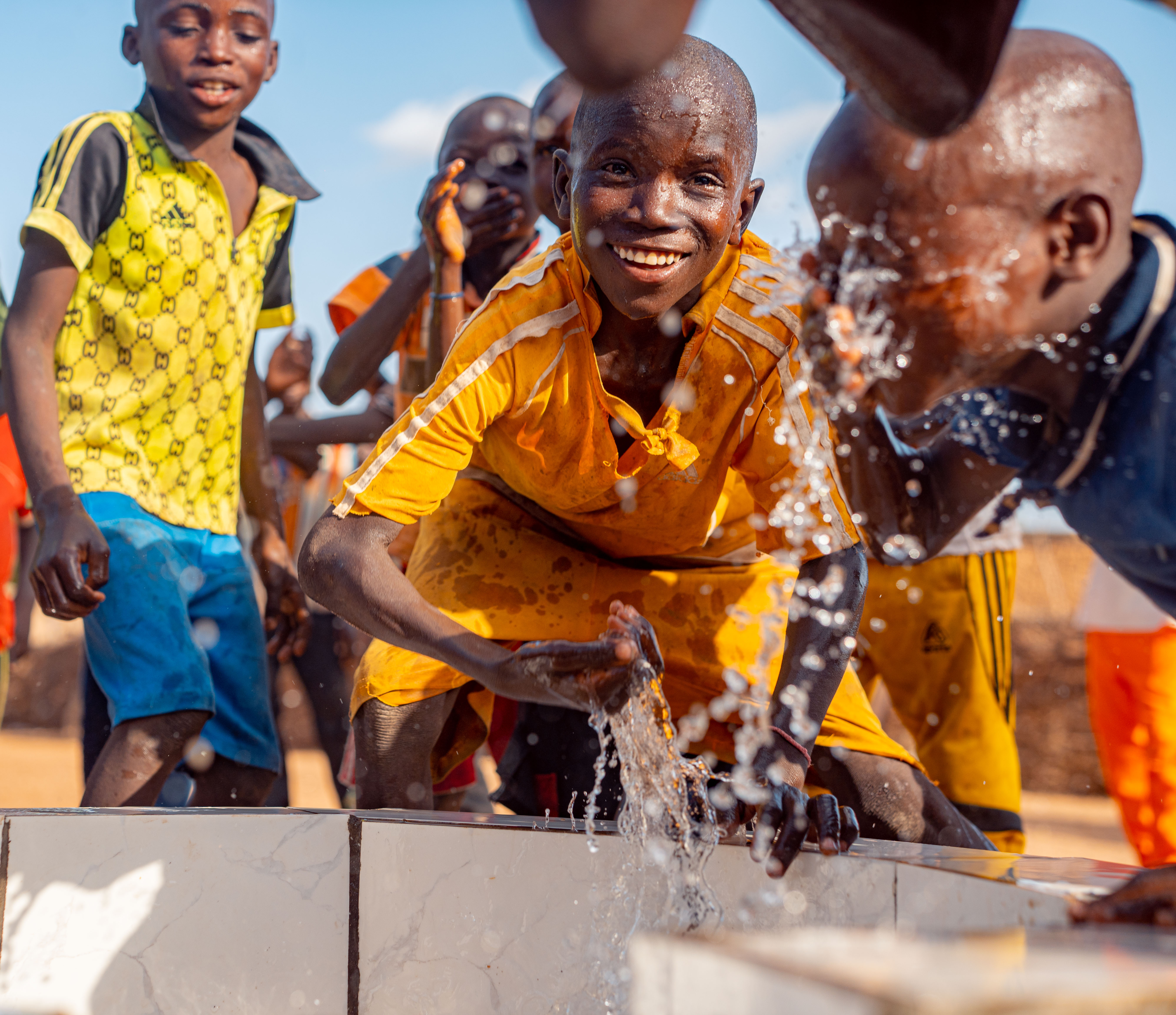 Les enfants ont accès à une eau potable de proximité grâce à vos dons pour construire des puits avec l'ONG LIFE. 