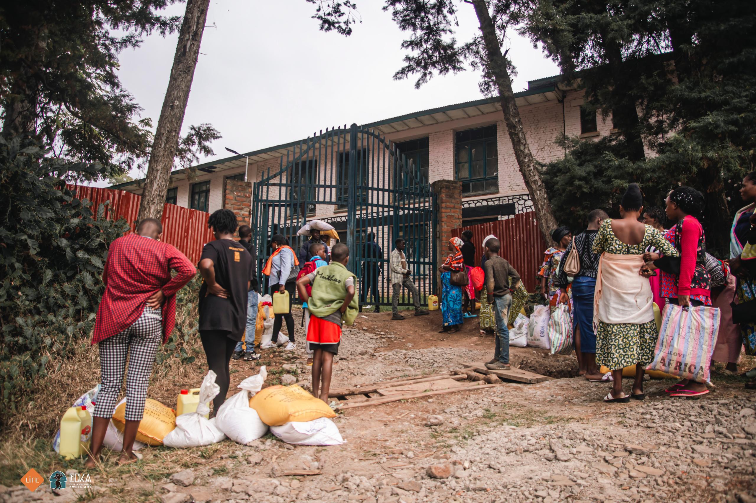 Familles réfugiées en RDC Congo en attente de la distribution d'aide humanitaire LIFE
