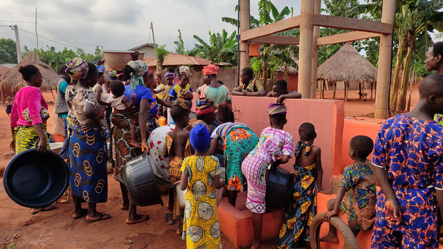 Familles profitant de l'installation d'un puits LIFE au Bénin