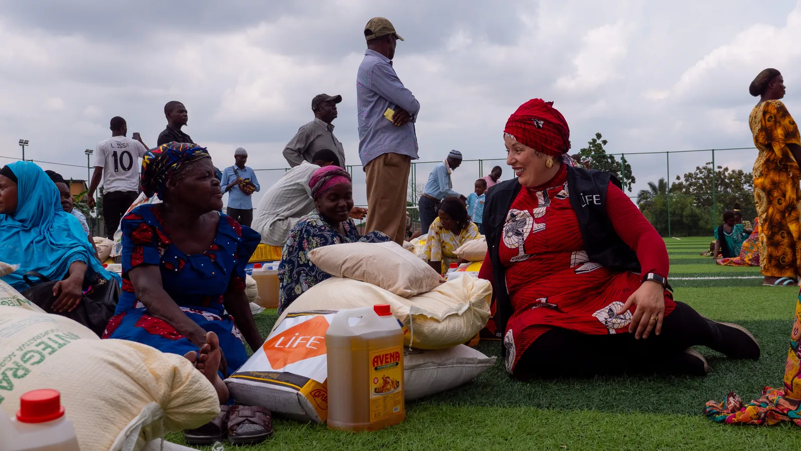 Samia Orosemane en République Démocratique du Congo en 2025 lors d'une distribution alimentaire avec LIFE