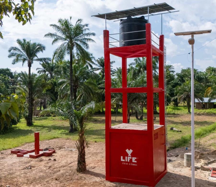 Château d'eau solaire rouge aux couleurs de LIFE et forage au Togo
