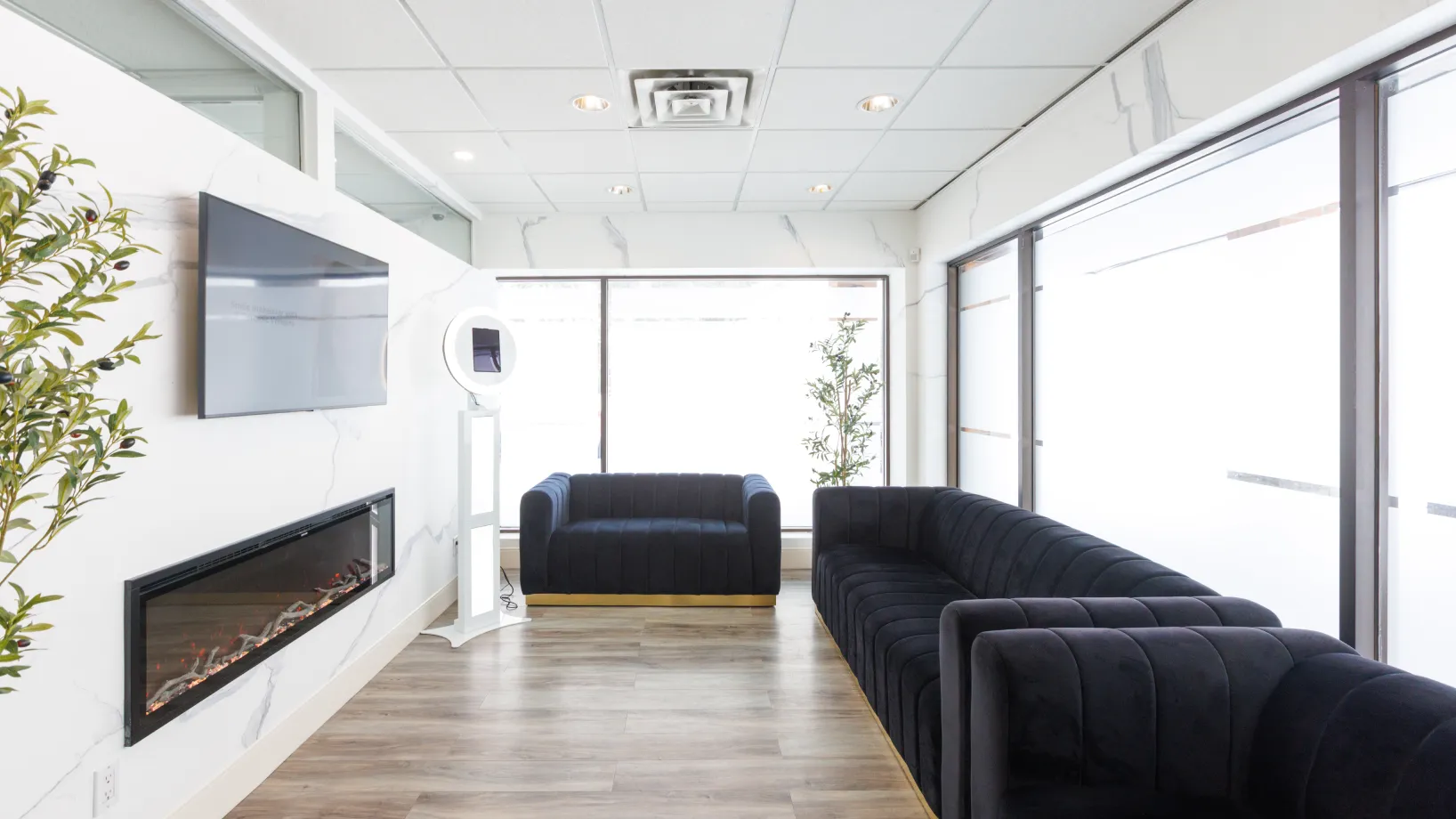 905 Dental office waiting area thumbnail, Brampton ON