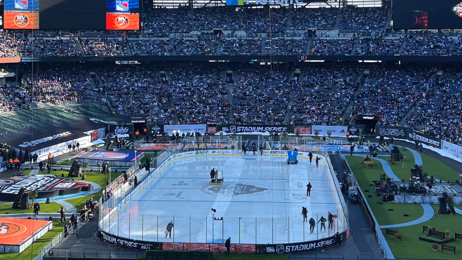 The New York City contingent of the WIT team all gathered at MetLife Stadium on Sunday for the NHL’s annual Stadium Series showcase.
