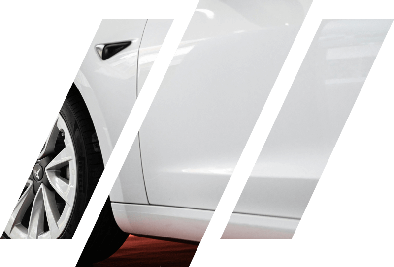 Limpieza del retrovisor lateral de un automóvil durante el tratamiento de descontaminación para PPF