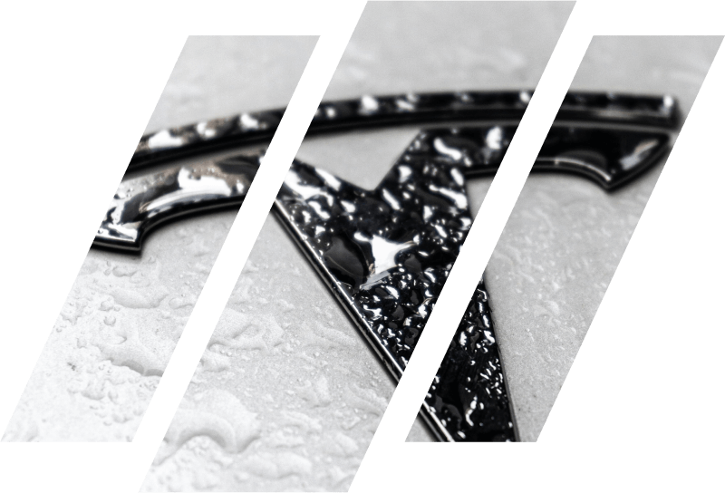 Rueda de un vehículo deportivo durante el proceso de lavado y preparación detallada para eliminar suciedad y residuos antes de aplicar la película protectora PPF.