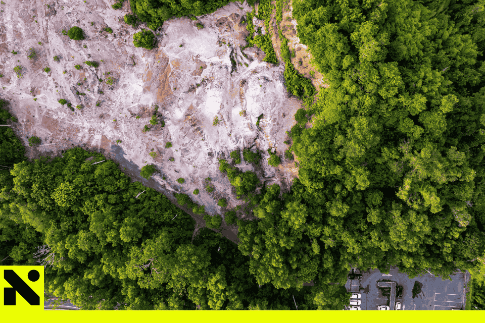 Persona analizando recibo de luz CFE para entender tarifas DAC y Tarifa 1