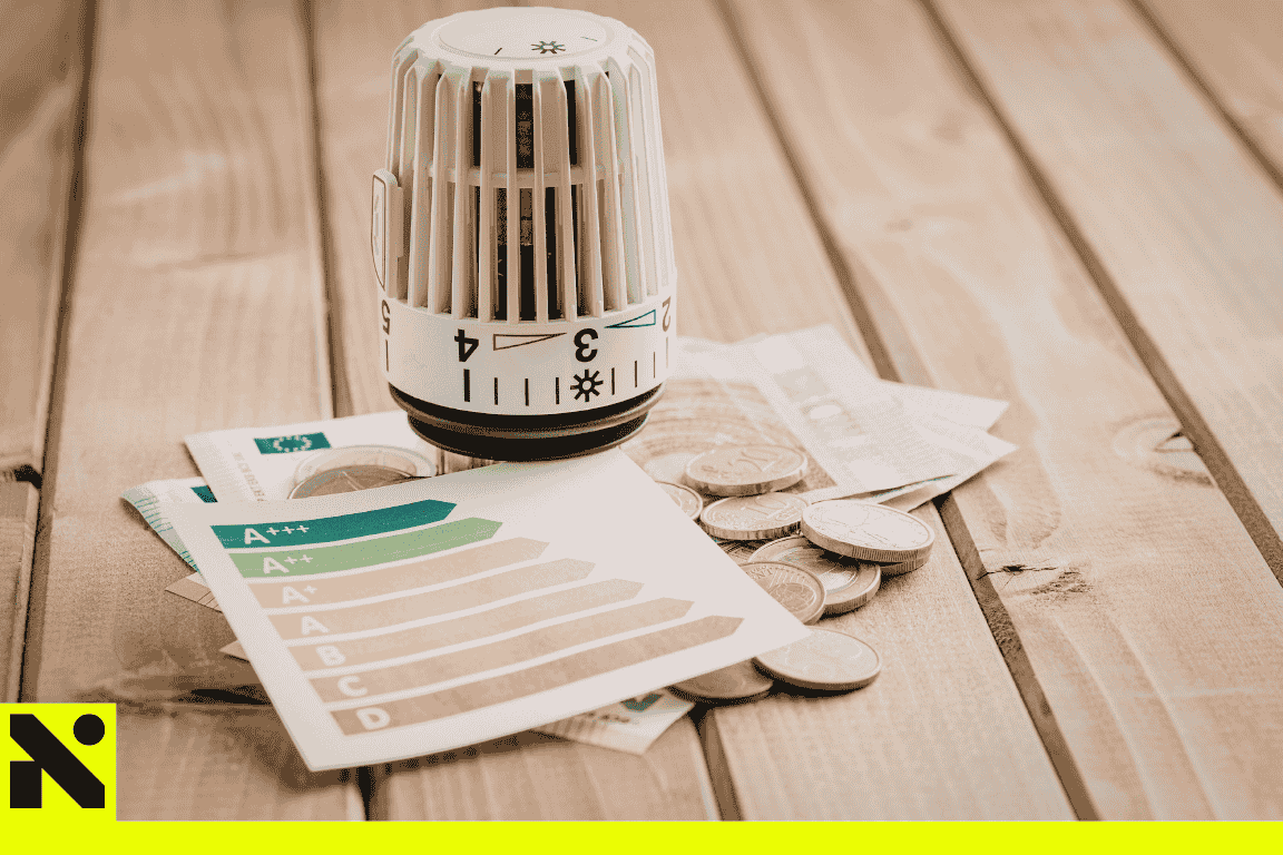 Persona analizando recibo de luz CFE para entender tarifas DAC y Tarifa 1