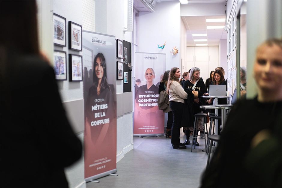 Couloir de l'Ecole Darfeuille un jour de portes ouvertes