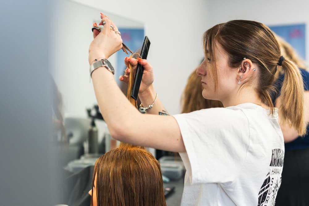 Client et élève du salon de coiffure de l'école Darfeuille