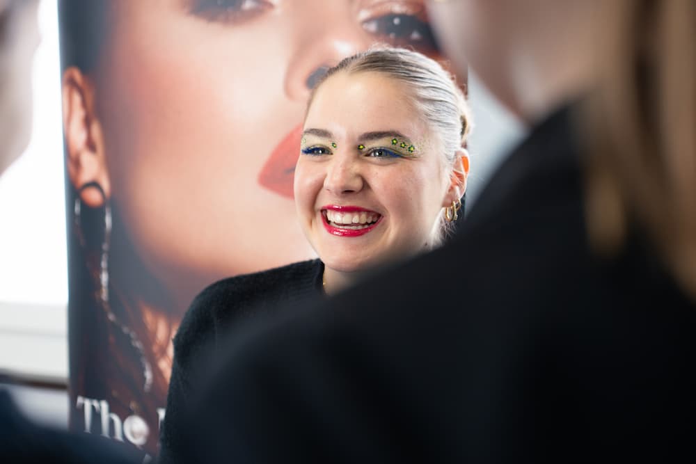 Elève en esthétique avec le sourire