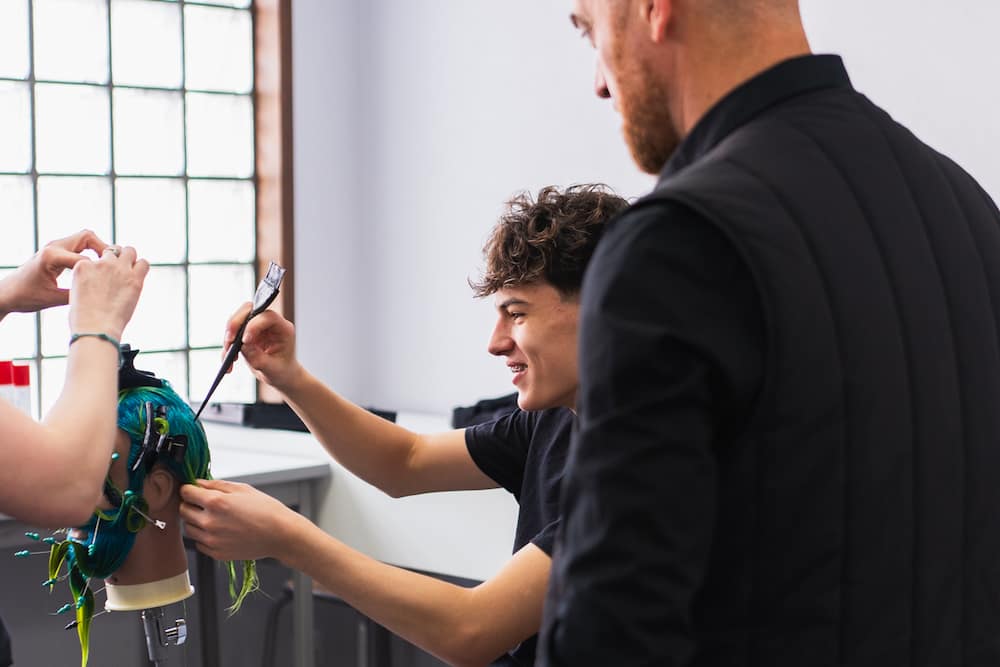 Deux élèves en coiffure avec le sourire