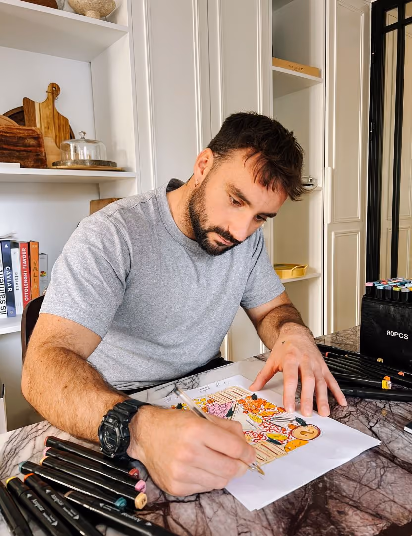 Tom Tarsiguel entrain de dessiner un croquis pour une nouvelle création de plateaux apéritifs