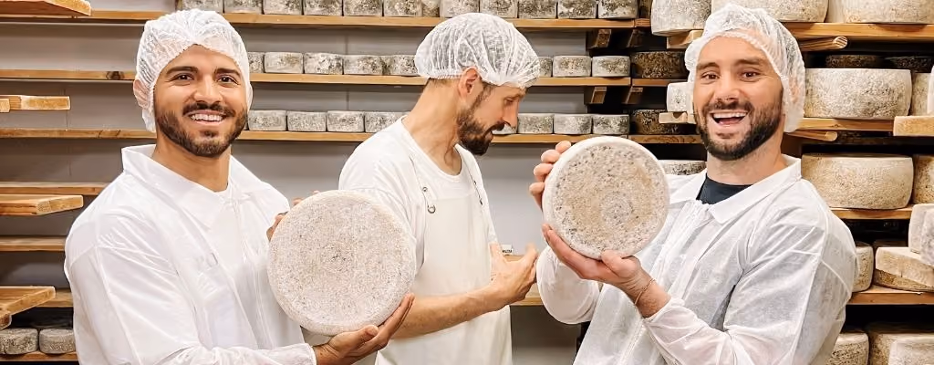 Tom Tarsiguel et Jorge Velandia découvrant la cave d'un fromager