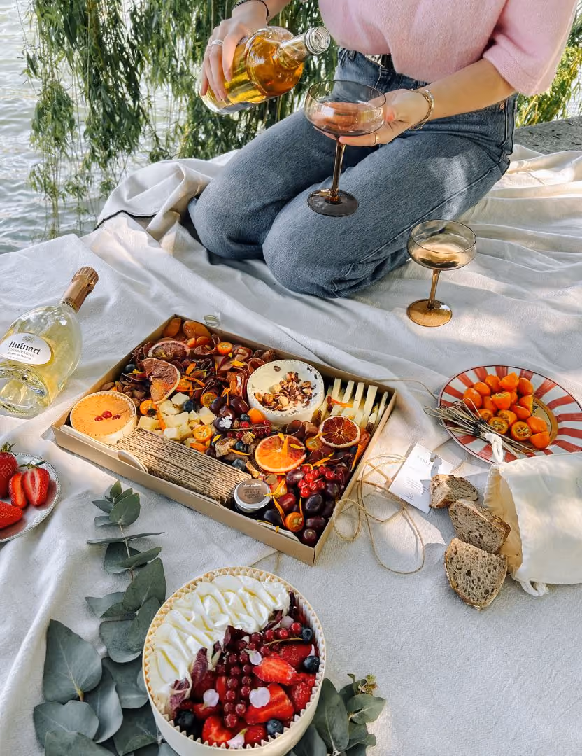 Personnes assises sur un quai dégustant un plateau apéritif Tableaux Paris