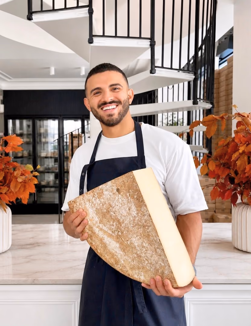 Jorge Velandia tenant une meule de fromage